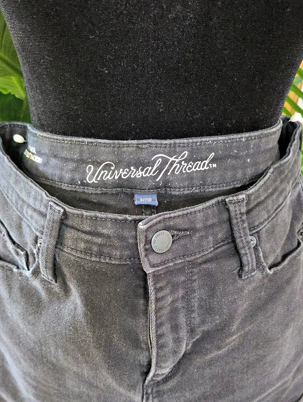 Universal Thread Jean Shorts in Black Size 8/29R Like New - Picture 3 of 5